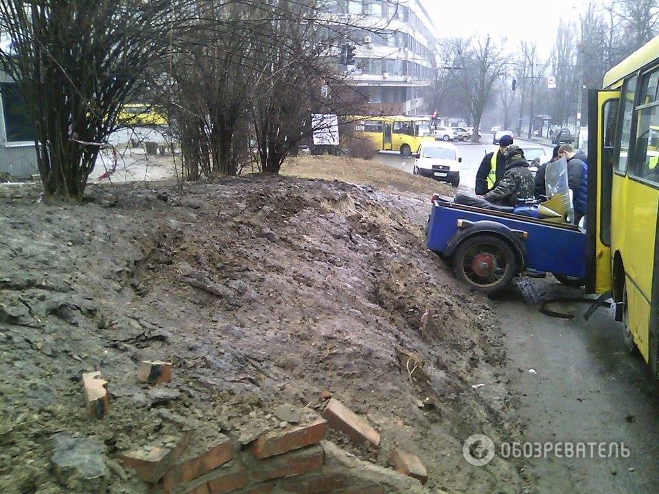 В Киеве мотоцикл протаранил маршрутку: опубликованы фото