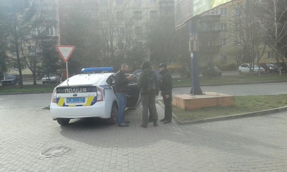 "Ждали пока доест": в Ужгороде полиция отпустила живодера, разгуливавшего с отрезанной собачьей головой