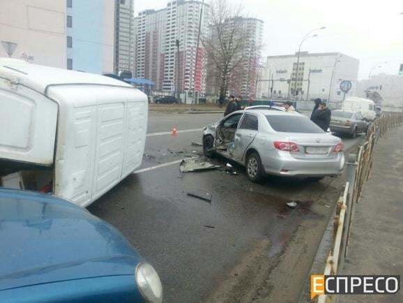 ДТП в Киеве: из-за автохама перевернулась "Газель"