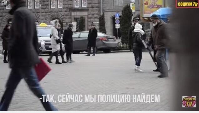 Тест на равнодушие: в центре Киева пытались "похитить" ребенка