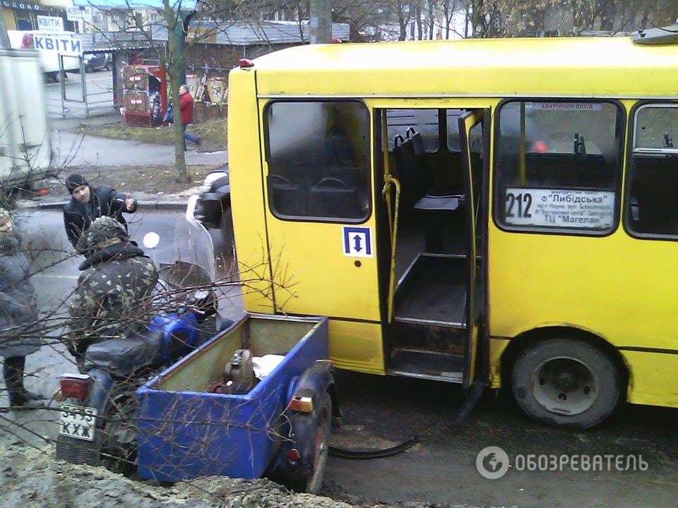 У Києві мотоцикл протаранив маршрутку: опубліковано фото