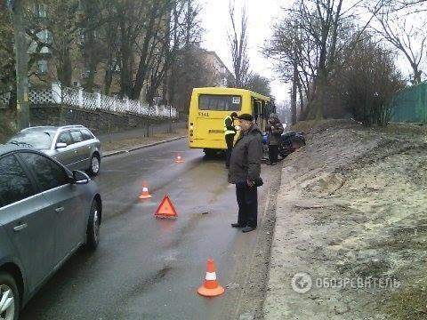 В Киеве мотоцикл протаранил маршрутку: опубликованы фото