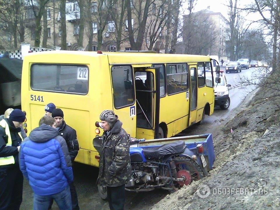 В Киеве мотоцикл протаранил маршрутку: опубликованы фото