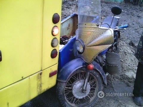 В Киеве мотоцикл протаранил маршрутку: опубликованы фото