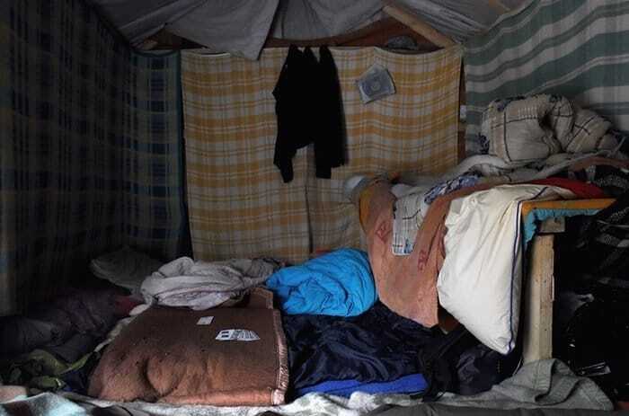 Современные джунгли: как выглядят дома в лагере беженцев во Франции