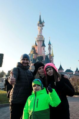 Солист С.К.А.Й. показал семейные фото с отдыха в Париже