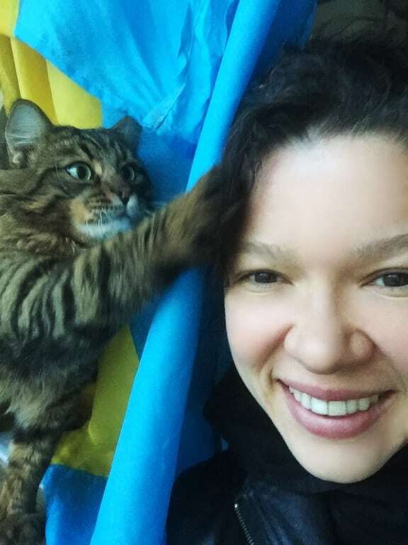 Руслана сделала жизнерадостное селфи с котом-патриотом