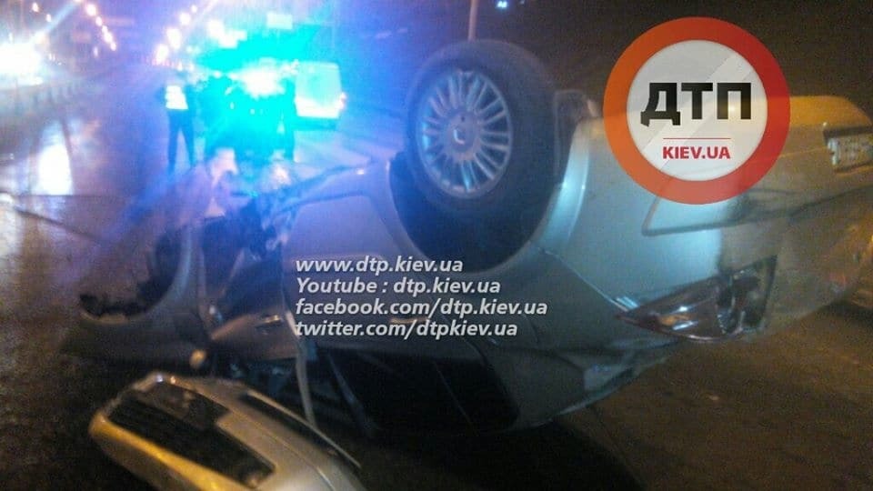 В Киеве пьяный водитель протаранил опору моста: автомобиль перевернулся