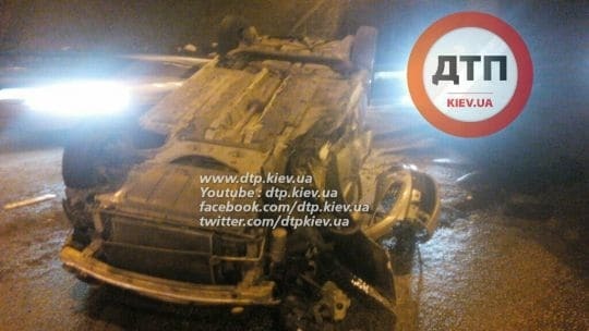 У Києві п'яний водій протаранив опору моста: автомобіль перекинувся