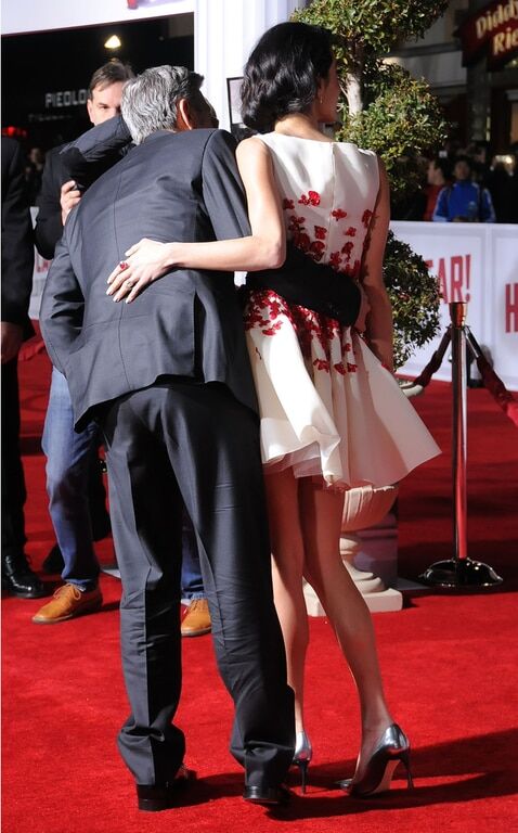 Семейный выход: жена Клуни похвасталась стройными ножками на премьере "Аве, Цезарь!"