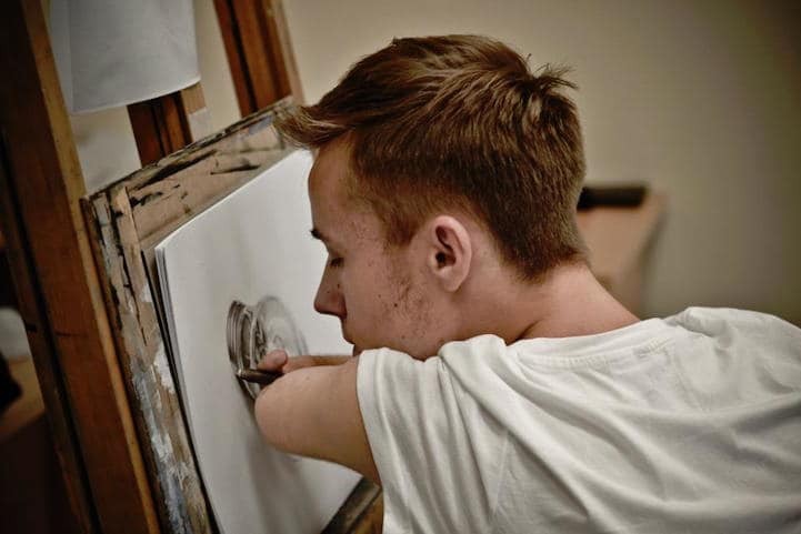 Мир без границ: польский парень без рук стал талантливым художником