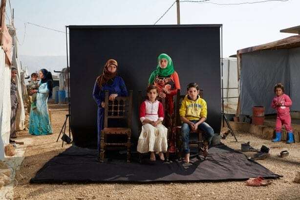 Портрети з привидами: опубліковані несамовиті знімки сирійських сімей 