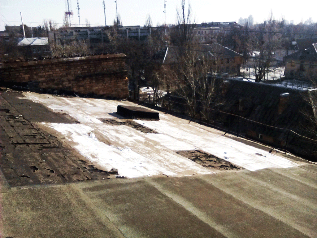 Ужасы киевского ЖКХ: семью пятый год "пытают" текущей крышей