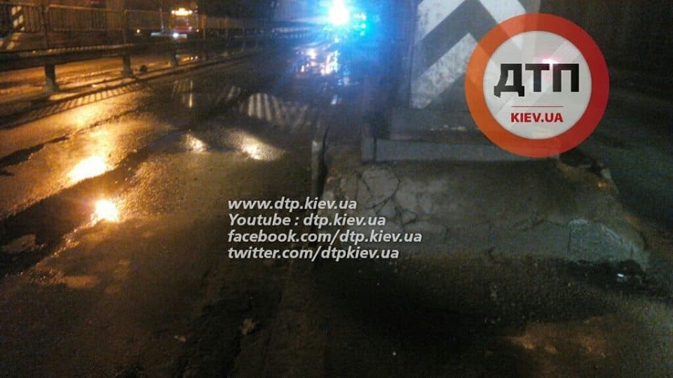 У Києві п'яний водій протаранив опору моста: автомобіль перекинувся