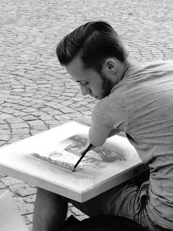 Мир без границ: польский парень без рук стал талантливым художником