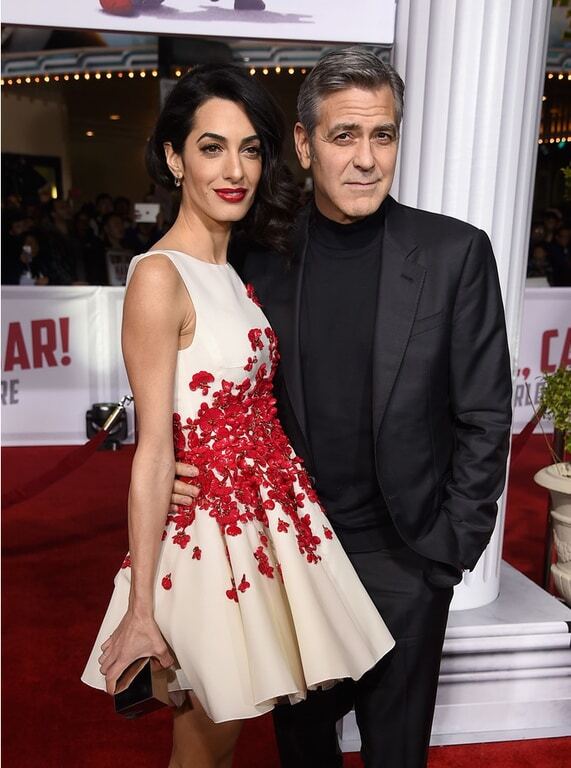Семейный выход: жена Клуни похвасталась стройными ножками на премьере "Аве, Цезарь!"