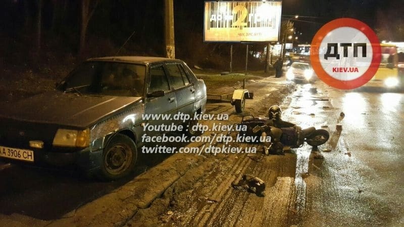 У Києві п'яний водій зніс із дороги скутериста
