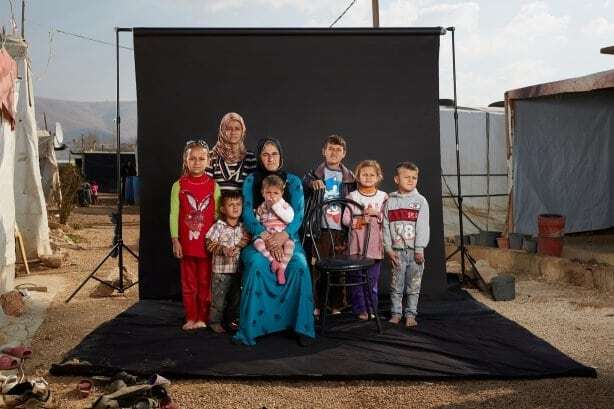 Портреты с призраками: опубликованы душераздирающие снимки сирийских семей 