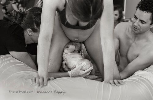 Роды в воде, плачущие матери и первые объятия: невероятный фотопроект