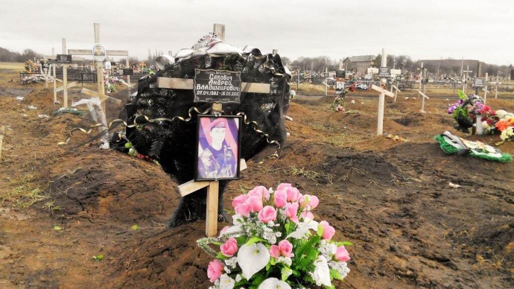 Відвоювалися: ЗМІ показали сотні безіменних могил терористів на кладовищах Донецька