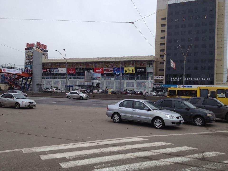 У Києві біля ТРЦ обікрали автомобіль борця з "героями паркування"