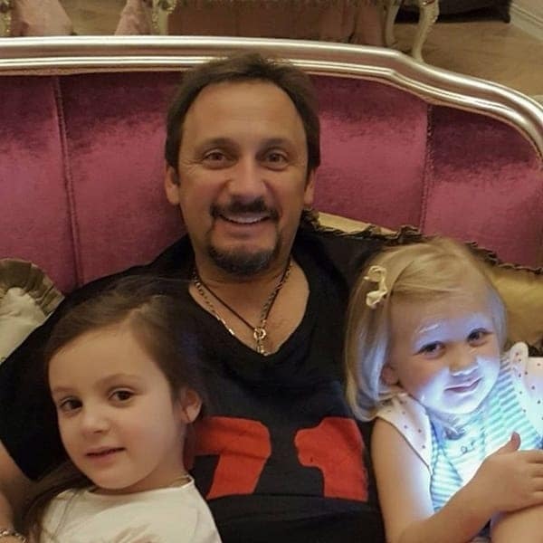 Украинская жена Стаса Михайлова устроила фотосессию его детей в цветах