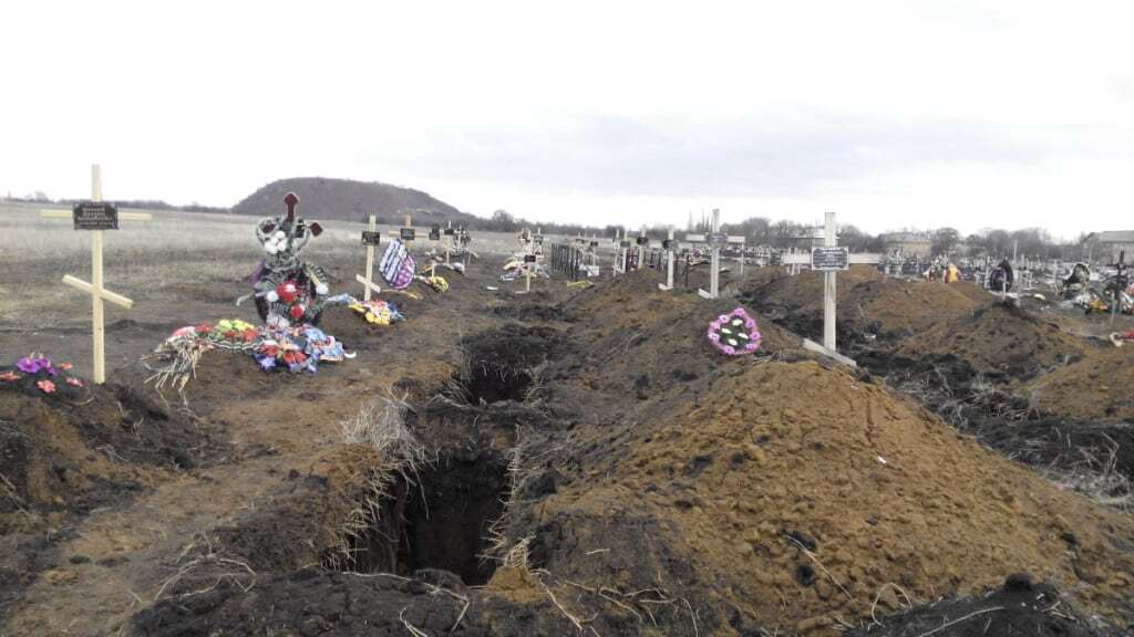 Отвоевались: СМИ показали сотни безымянных могил террористов на кладбищах Донецка