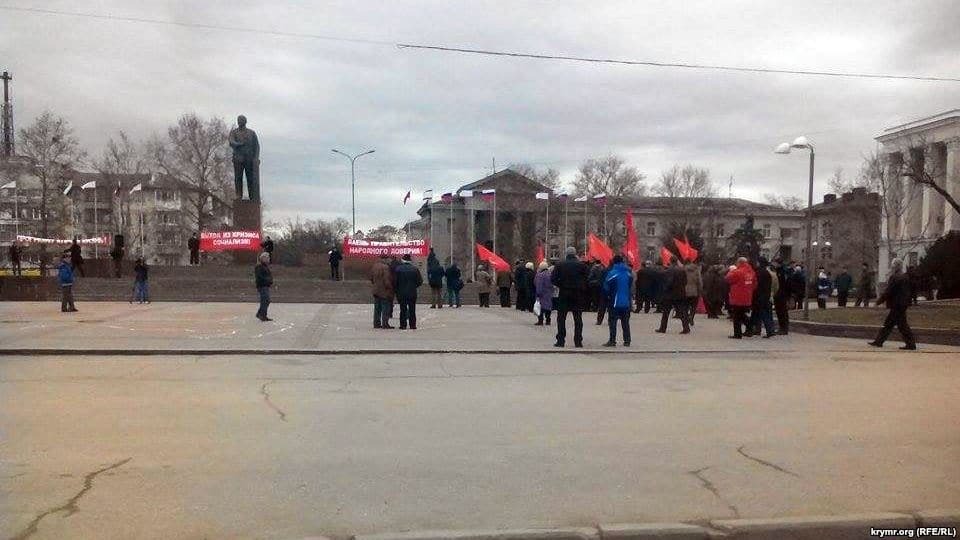 Досить каменів з неба: в Криму протестували проти безробіття і зростання цін