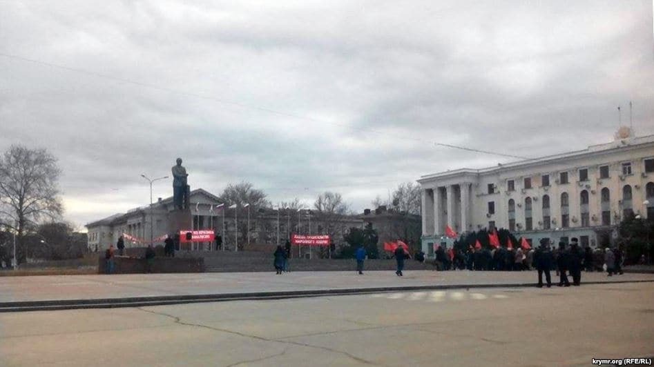 Хватит камней с неба: в Крыму протестовали против безработицы и роста цен