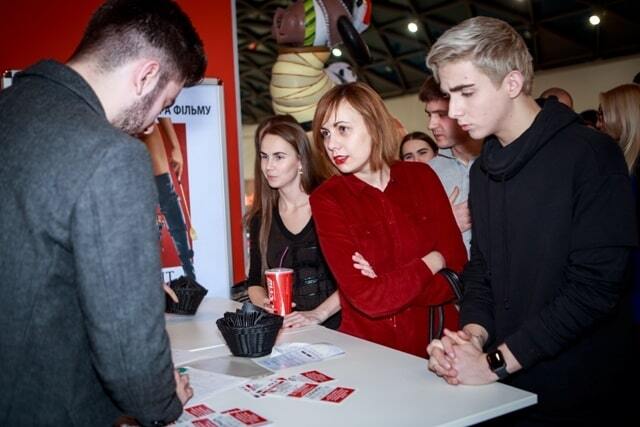 "50 оттенков черного": Яна Клочкова привела подругу на развратную комедию