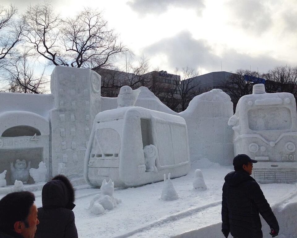 Неймовірна краса: японці створили фантастичні скульптури зі снігу. Фоторепортаж