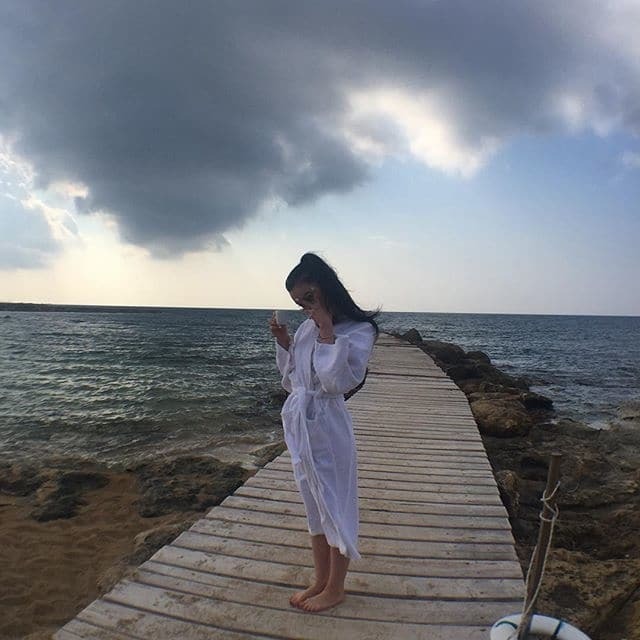 "Теперь я знаю, что такое Пафос": Яремчук прогулялась по Кипру в банном халате