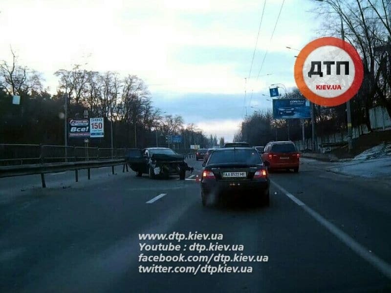 У Києві водій Mitsubishi "розколошматив" машину об відбійник