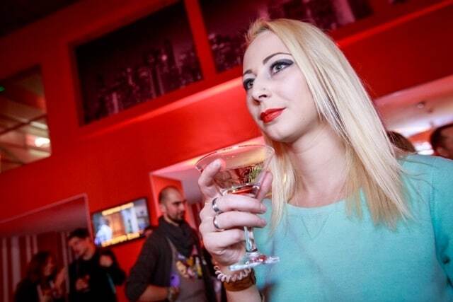 "50 оттенков черного": Яна Клочкова привела подругу на развратную комедию