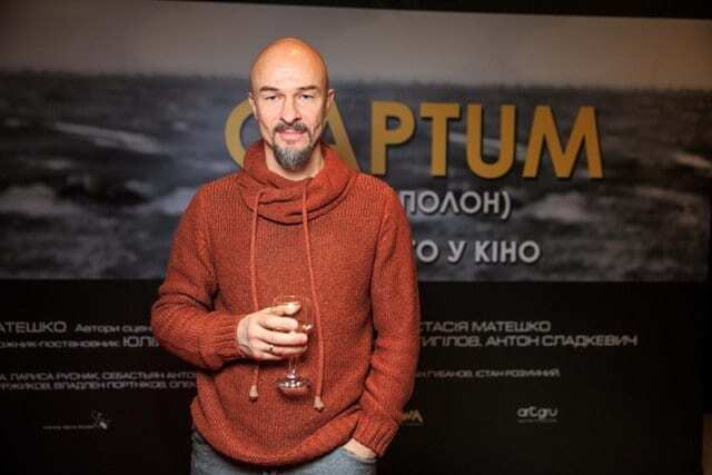 Снежана Егорова привела детей на премьеру фильма о войне