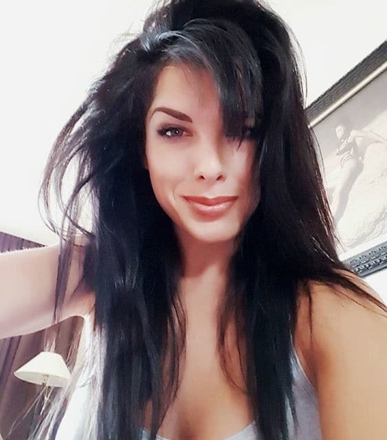 Экс-"ВИА Гра" в бикини устроила купание с дельфинами