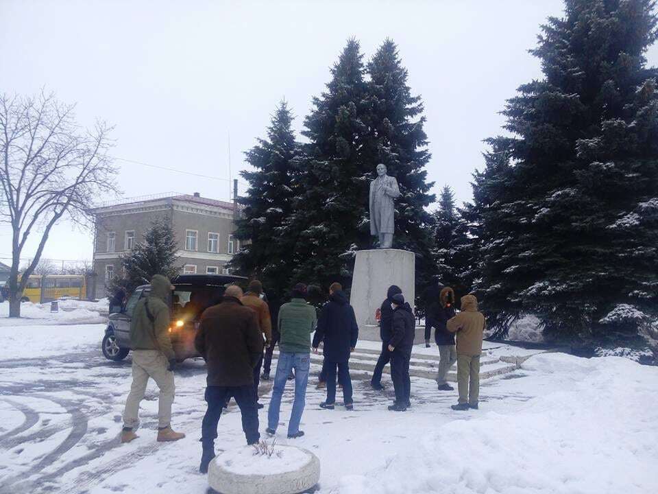 Ленінопад: вождя більшовизму звалили на Харківщині. Опубліковані фото і відео