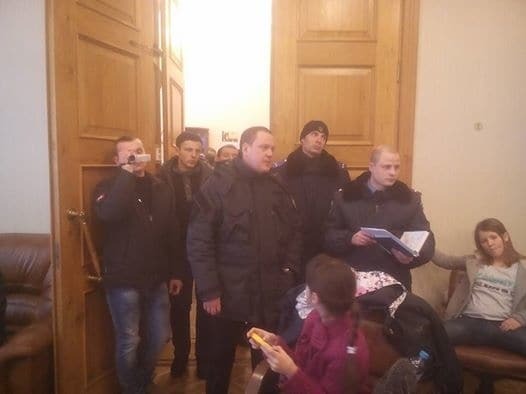 Потасовка в Минюсте: полиция избила журналиста, пытавшегося задержать ранившего его на Майдане "беркутовца": опубликованы фото