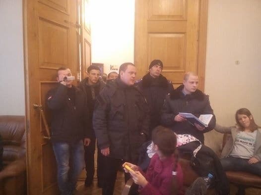 Бійка в Мін'юсті: поліція побила журналіста, який намагався затримати "беркутівця", що поранив його на Майдані: опубліковано фото