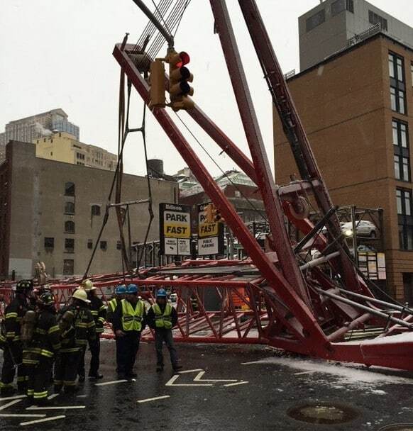 В Нью-Йорке рухнул кран длиной в целый квартал: фоторепортаж