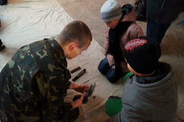 Промывка мозгов: в "ДНР" детей готовят к вечной войне
