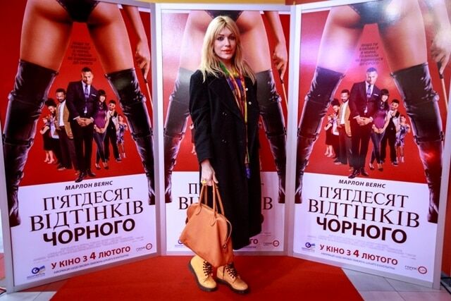 "50 оттенков черного": Яна Клочкова привела подругу на развратную комедию