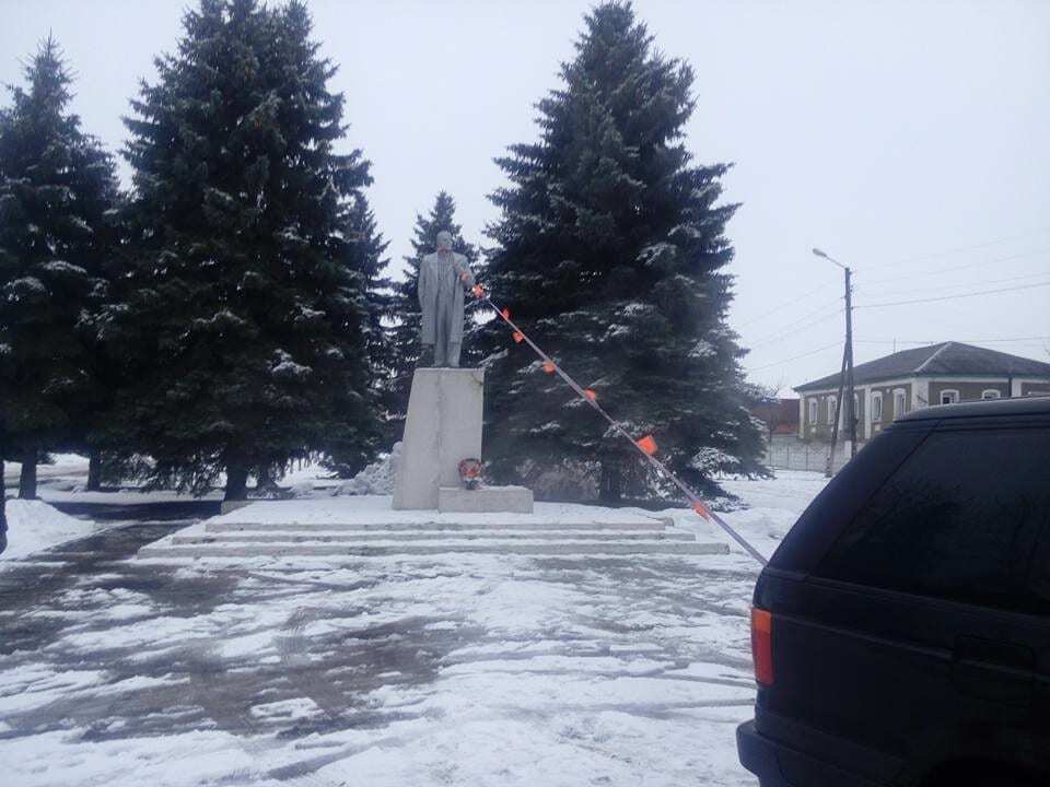 Ленінопад: вождя більшовизму звалили на Харківщині. Опубліковані фото і відео