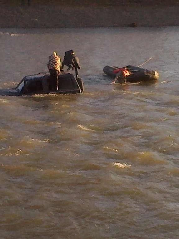 "Ума не надо": в Ужгороде двое мужчин застряли в реке на джипе. Опубликовано видео