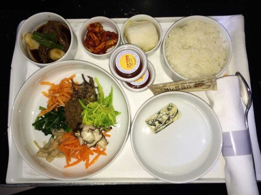 Чем кормят на борту самолетов популярных авиакомпаний: опубликованы фото