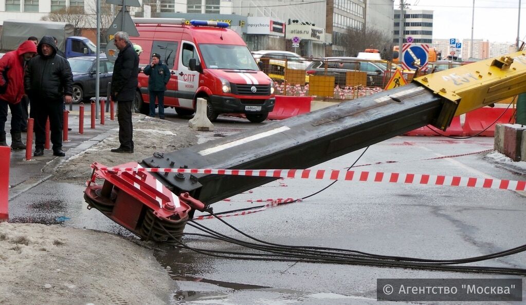 Вслед за США в Москве рухнул строительный кран, но промахнулся: фотофакт