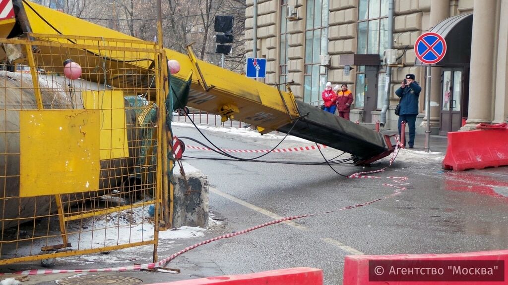 Вслед за США в Москве рухнул строительный кран, но промахнулся: фотофакт