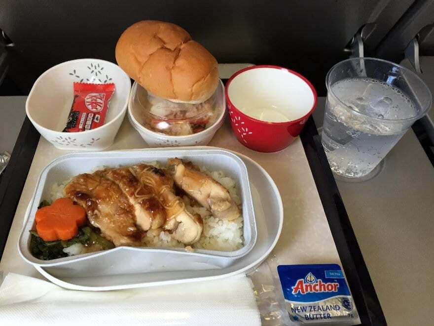 Чим годують на борту літаків популярних авіакомпаній: опубліковані фото