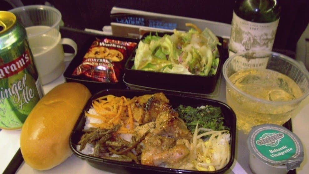 Чем кормят на борту самолетов популярных авиакомпаний: опубликованы фото