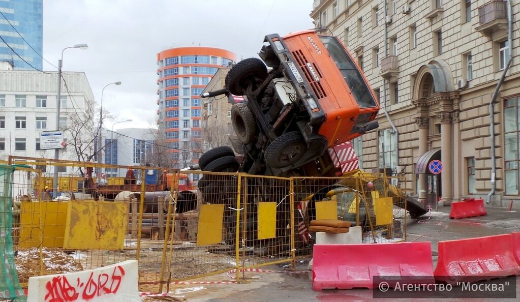 Вслед за США в Москве рухнул строительный кран, но промахнулся: фотофакт